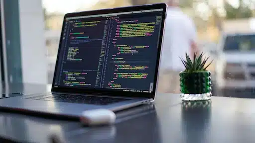 Visuels publicitaires B2B pour un éditeur de logiciel CRM — Biarritz